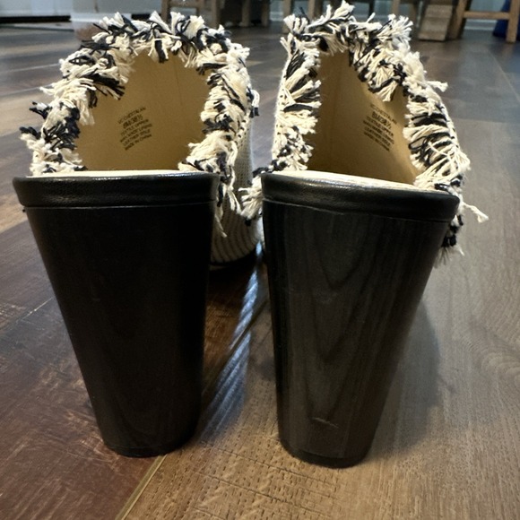 Vince Camuto Chestalan Mule Heel black & white knit upper and fringe detail Sz 8 - Picture 3 of 11